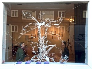 Oversikt fra utsiden av galleriet. Tegninger og vindusmaleri.