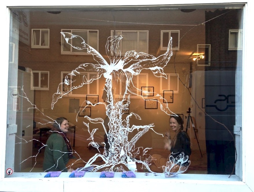 Oversikt fra utsiden av galleriet. Tegninger og vindusmaleri.